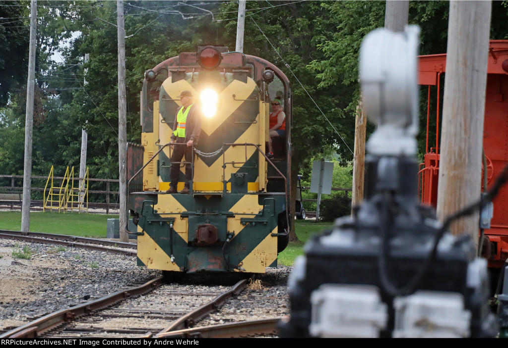 CNW 1689 eases toward Central Pavilion with another "Take the Throttle" customer at the controls